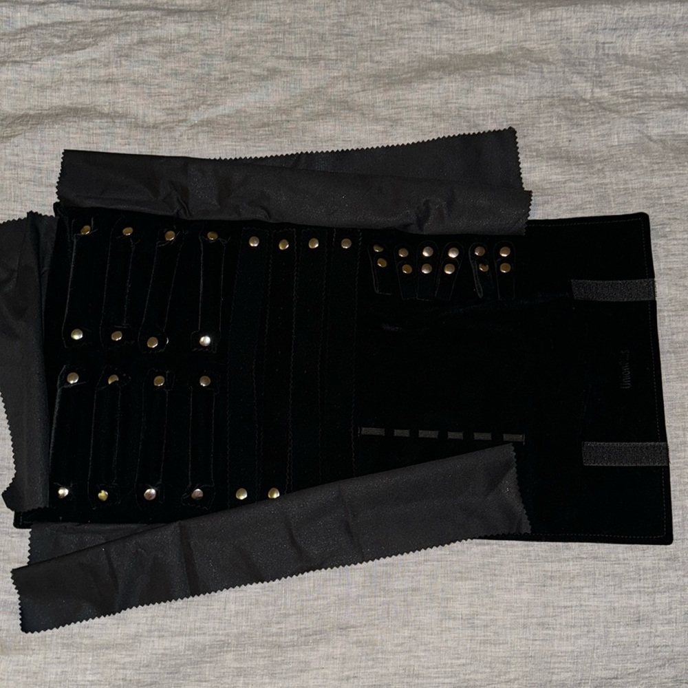 Large Velvet Jewelry Case Roll Bag! 🖤
